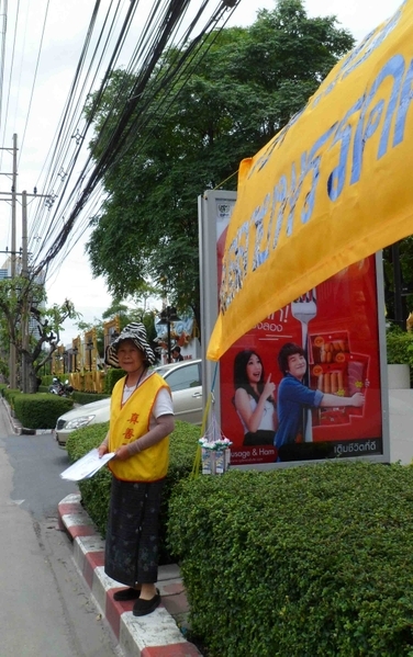 Mrs. Lin passing out information about the persecution of Falun Gong in front of the Chinese consulate in Bangkok. (Shi Danyun / The Epoch Times)