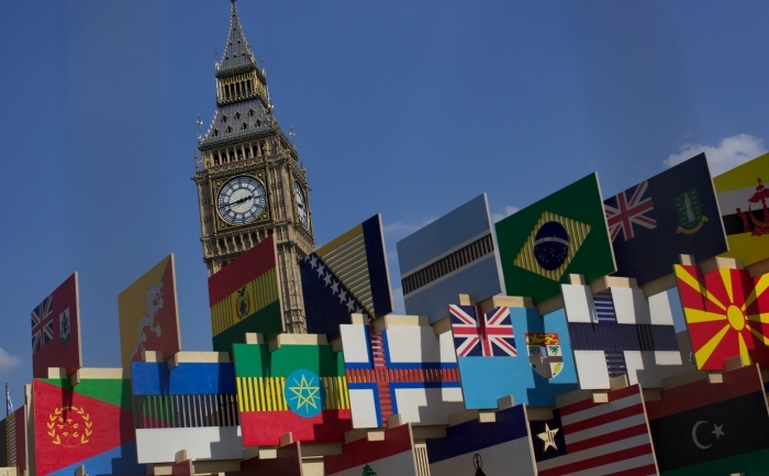 Steaguri naţionale lângă Big Ben, Londra,