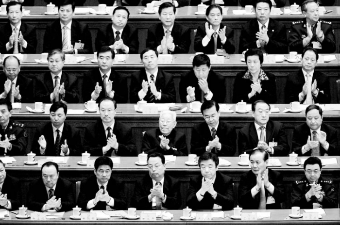 Delegaţi chinezi aplaudând mecanic la un Congres al Partidului Comunist Chinez, 2007, Beijing.