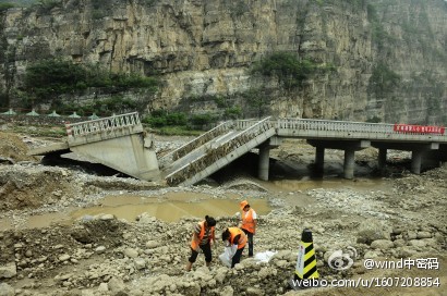 Un pod distrus de diluviu în sectorul Fangshan din Beijing; fotografie postată online pe 27 iulie.