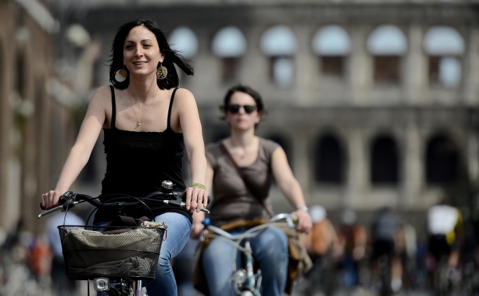 Biciclişti în faţa Collosseumului, Roma (FILIPPO MONTEFORTE / AFP / GettyImages)