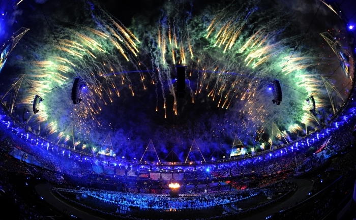 Focuri de artificii deasupra stadionului olimpic în timpul ceremoniei de deschidere a Jocurilor Olimpice de la Londra, 28 iulie 2012.
