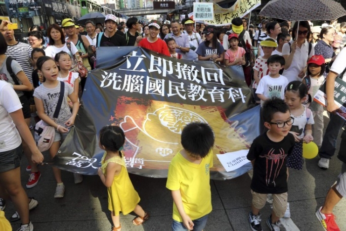 Începând din Victoria Park, 90.000 de rezidenţi ai Hong Kong-ului au mărşăluit în 29 iulie împotriva planurilor de introducere în şcolile din Hong Kong a unor cursuri de educaţie naţională chineză.