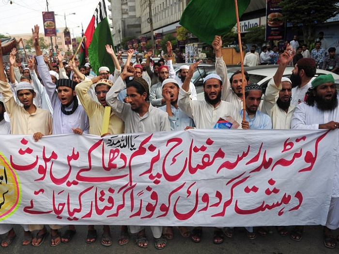 Activişti pakistanezi musulmani din Ahle Sunnat Wal-Jmmat în timpul unui protest împotriva atacului cu bombă din Karachi pe 8 iunie.