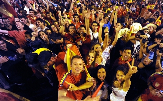 Suporteri ai echipei Spaniei sărbătoresc victoria în finala EURO 2012, Madrid 1 iulie 2012. (DOMINIQUE FAGET / AFP / GettyImages)
