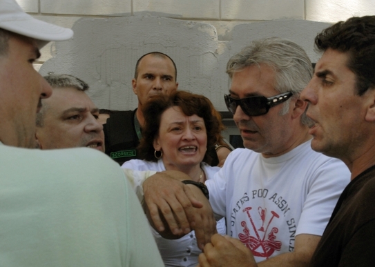 Agonie şi extaz la aflarea rezultatelor examenului de Bacalaureat 2012.  Au fost şi incidente între elevi şi bodyguarzi la Colegiul Naţional Ion  Luca Caragiale din Bucureşti,cei din urmă neştiind care le este menirea,  respectarea fişei postului (Epoch Times România)