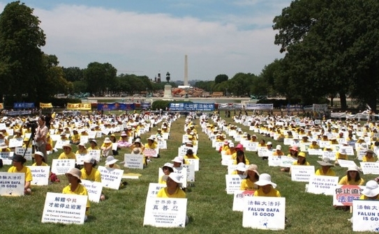 Pe peluza vestică a Capitoliului Statelor Unite peste 1.000 de practicanţi Falun Gong din întreaga lume s-au adunat pentru a marca împlinirea a 13 ani de la începerea persecuţiei Falun Gong condusă de Partidul Comunist Chinez (Lisa Fan\Epoch Times)