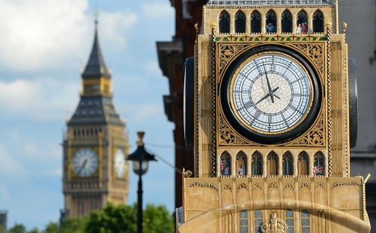 Marele Ceas de la Westminster, cunoscut sub numele de Big Ben şi o miniatură a acestuia, în centrul Londrei (MIGUEL MEDINA / AFP / GettyImages)