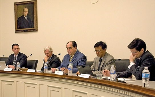 Un forum pe tema "Descifrării haosului din China" s-a ţinut pe 19 iulie, Dealul Capitoliului din Washingon. De la stânga la dreapta: Dr. Damon Noto, David Kilgour (Canada), Stephen Gregory (moderator), Yiang Xia şi Matthew Robertson (Epoch Times) (Lisa Fan / The Epoch Times)