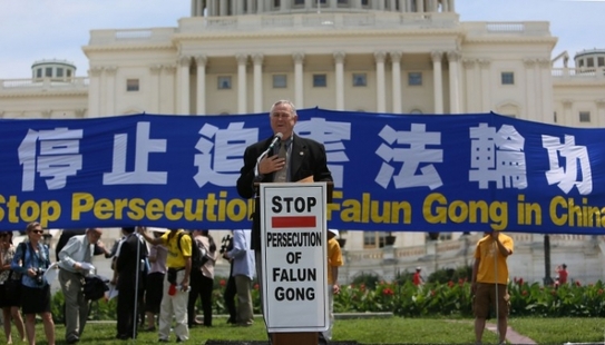 Congresmanul Dana Rohrabacher (R-CA) protestând împotriva persecuţiei Falun Gong la mitingul ţinut pe faţada vestică a Capitoliului din Washington, 12 iulie. (Lisa Fan / The Epoch Times)