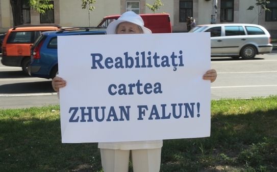 Protest în faţa Amabasadei Federaţiei Ruse la Chişinău, 25 iulie 2012 (The Epoch Times)