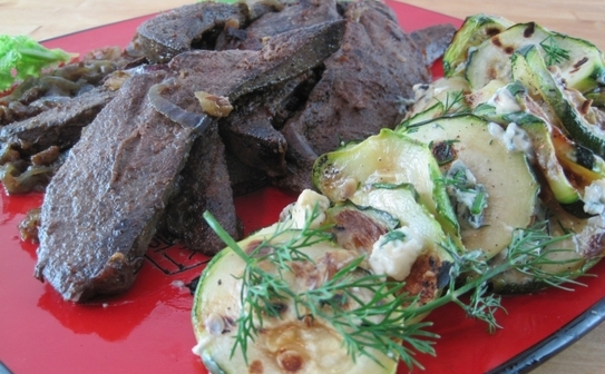 Ficat de porc cu ceapă şi garnitură de dovlecei (Maria Baciu / Epoch Times)