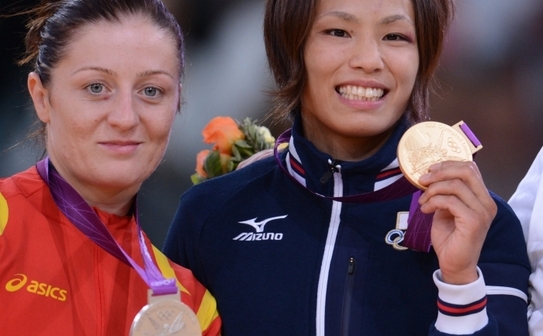 Japoneza Kaori Matsumoto(ST), medaliata cu aur  la categoria 57 kg în concursul de judo de la Olimpiadă şi românca Corina Căprioriu(DR), medaliată cu argint, 30 iulie 2012, Londra. (FRANCK FIFE / AFP / GettyImages)
