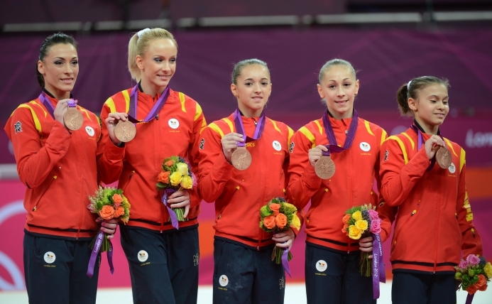 Gimnastele române medaliate cu bronz în finala pe echipe la Jocurile Olimpice 2012 (ST-DR) Cătălina Ponor, Sandra Raluca Izbaşa, Larisa Andreea Iordache, Diana Maria Chelaru şi Diana Laura Bulimar, 31 iulie 2012, Londra.