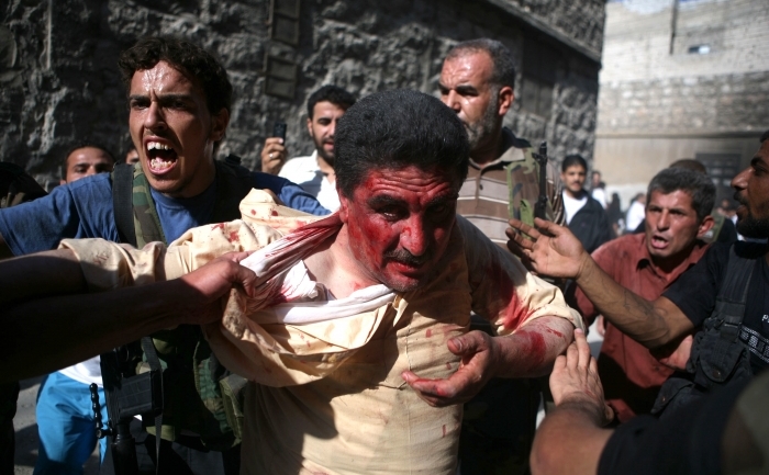 Armata Siriană Liberă capturează un poliţist loialist, 31 iulie 2012, Alep (EMIN OZMEN / AFP / GettyImages)
