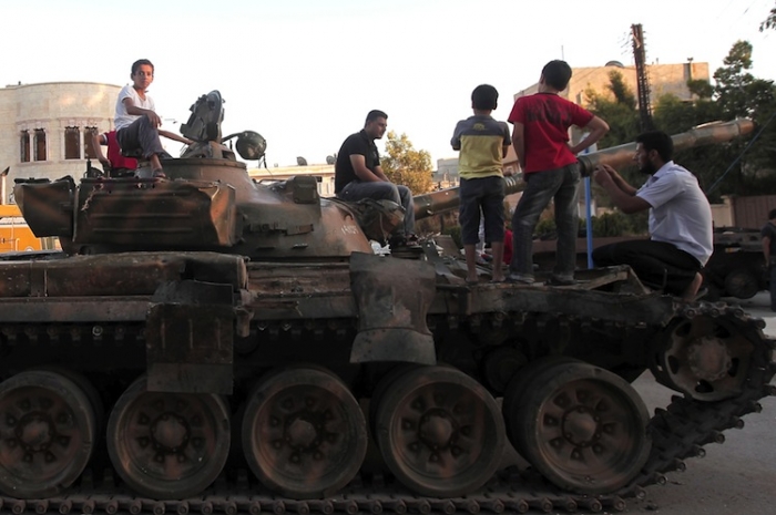 Sirieni pe un tanc abandonat al armatei - Alep, 2 august 2012 (Ahmad Gharabli / AFP / Getty Images)