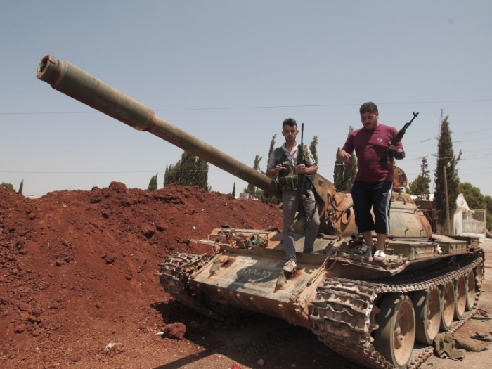 Rebeli sirieni pe un tanc abandonat lângă Alep, august 2012