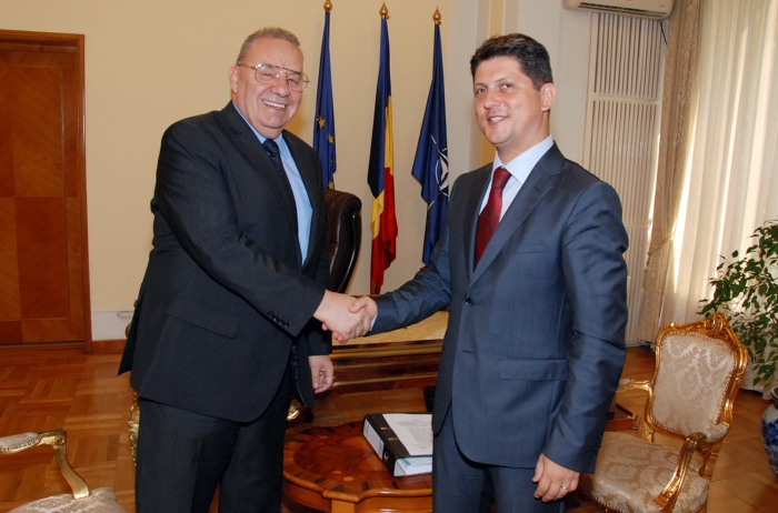 Titus Corlăţean preia mandatul de ministru al Afacerilor Externe de la predecesorul său Andrei Marga (www.mae.ro)