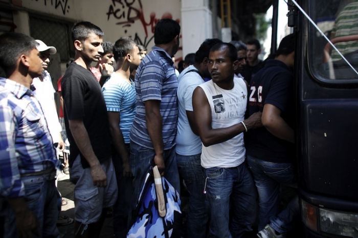 Poliţia a arestat un grup de emigranţi în Atena, 5 august 2012 (Angelos Tzortzinis / AFP / Getty Images)