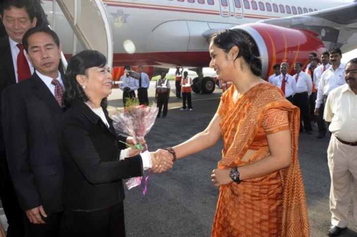 Prima doanmă a Vietnam-ului, Mai Thi Hanh, este primită de reprezentativii indieni, în Bihar, India, octombrie 2011