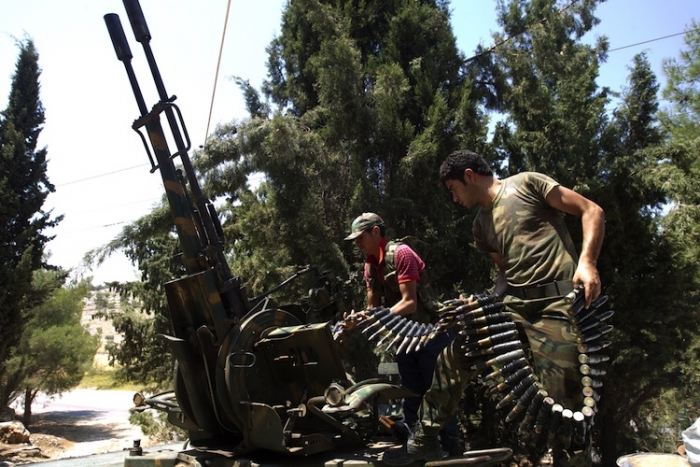 Rebeli sirieni operând o mitralieră anti aeriană în Atareb, 25 km est de Alep, 31 iulie 2012 (Ahmad Gharabli / AFP / Getty Images)