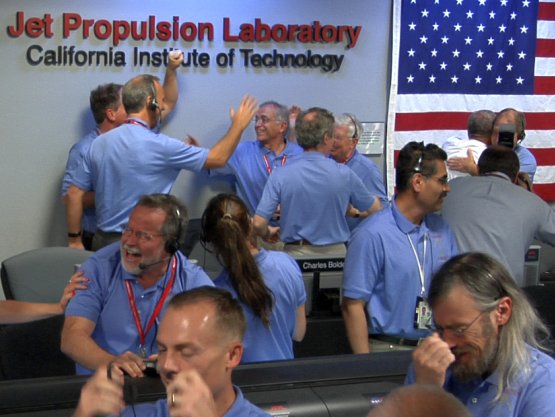Inginerii de la Laboratorul NASA Jet Propulsion, din Pasadena, California, sărbătoresc aterizarea Curiosity pe Planeta Roşie. Rover-ul a aterizat pe Marte, în seara zilei de 05 august PDT (dimineaţa zilei de 06 august EDT). (NASA / JPL-Caltech)