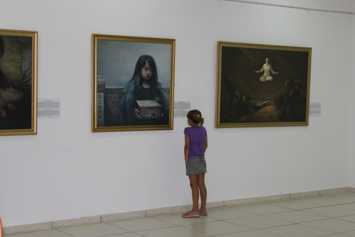 Vizitatori la Expoziţia de Artă ”Adevăr, Compasiune, Toleranţă”, Chişinău, 2012
