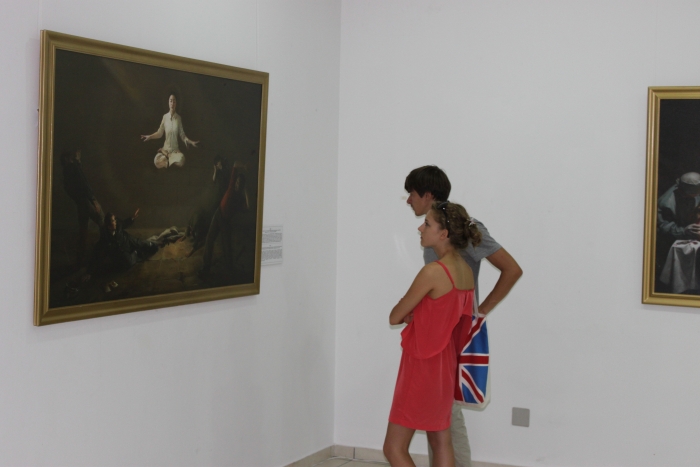 Vizitatori la Expoziţia de Artă ”Adevăr, Compasiune, Toleranţă”, Chişinău, 2012
