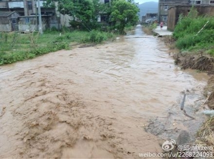 În provincia Zhejiang a izbucnit dezastrul pe la ora 4 a.m., vineri 10 august, apa acumulată revărsându-se şi distrugând o treime dintr-un sat. Această scenă a fost fotografiată la ora 5 a.m. (Weibo.com)