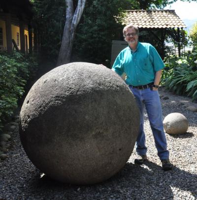 John Hoopes, profesor asociat la Universitatea din Kansas şi director al Programului pentru Studiile Indigenilor, împreună cu o sferă de piatră