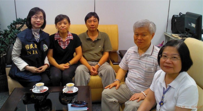 Chung Ting-pang (al treilea din stânga) alături de familie, în urma eliberării sale.