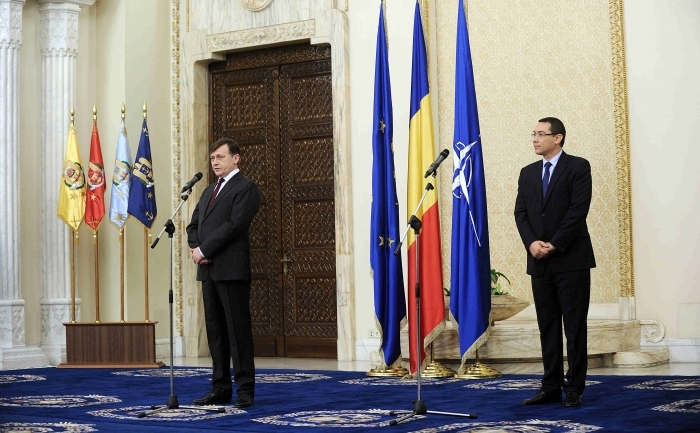 Preşedintele interimar Crin Antonescu şi premierul Victor Ponta la ceremonia de la Palatul Cotroceni.