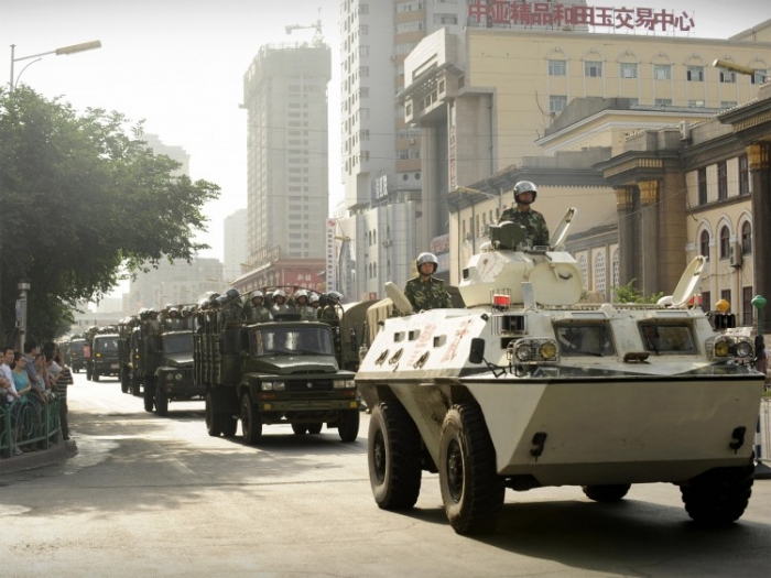 Armata chineză pe străzile din Urumqi, în provincia Xinjiang, arhivă. Regimul chinez pare că înclină spre vest, după ce o serie de generali au fost promovaţi politic