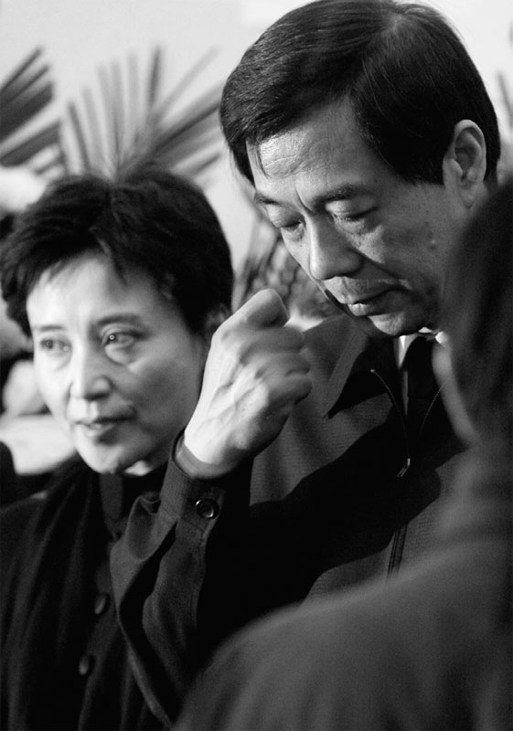 Gu Kailai (L), soţia unui lider comunist chinez proaspăt căzut în dizgraţie - Bo Xilai (D). După procesul ei, un reporter din Hong Kong a fost hărţuit pentru că a îndrăznit să filmeze arestări petrecute în afara sălii de judecată.