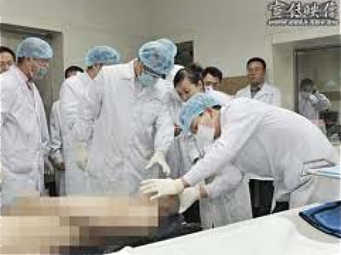 Wang Lijun, înfăţişat arătându-le unor oficiali din armată laboratorul său din oraşul Jinzhou, provincia Liaoning. Conform unei mărturii din 2006, a condus "mii" de execuţii şi transplanturi de organe.