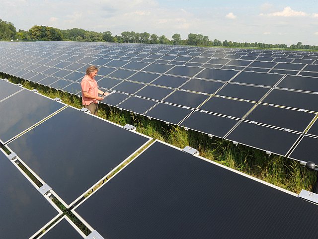 Electricianul Andrea Schmidt verifică panourile solare ale unei centrale fotovoltaice în Puchheim, în apropiere de Munich, Germania, în 16 iunie 2011.