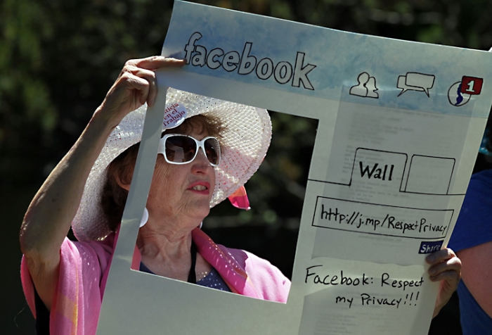Gail Sredanovic din partea grupului militant Raging Grannies (Bunicile furioase) protestează în faţa birourilor firmei Facebook în Palo Alto, California, 4 iunie 2010