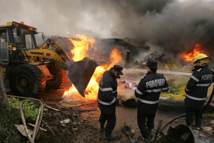 Pompieri la stingera incendiului (Epoch Times România)