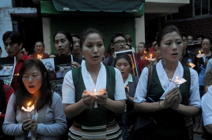 Priveghi ţinut de tibetan, 17 iulie 2012. Persecuţia tibetanilor s-a accentuat săptămâna aceasta în provincia Sichuan, unde s-au semnalat trei incidente de autoincendiere