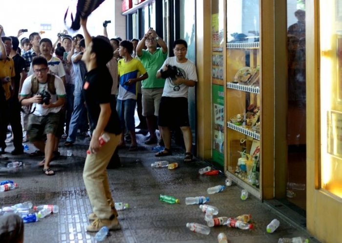 Protestatari chinezi bombardând un restaurant japonez cu sticle de plastic, 19 august 2012, provincia Zhejiang.