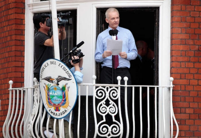 Fondatorul WikiLeaks, Julian Assange, vorbind de la balconul ambasadei Ecuadorului, 19 august Londra