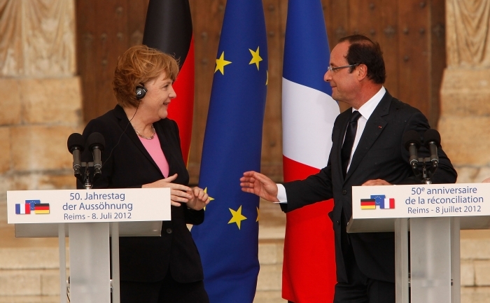 Cancelarul german Angela Merkel şi preşedintele francez Francois Hollande. (Patrick Aventurier / Getty Images)