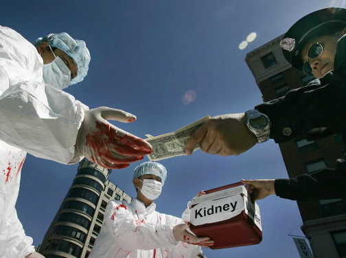 Aderenţi Falun Gong pun în scenă o recoltare forţată de organe, aşa cum are loc frecvent în China comunistă, 19 aprilie 2006 în Washington, D.C.