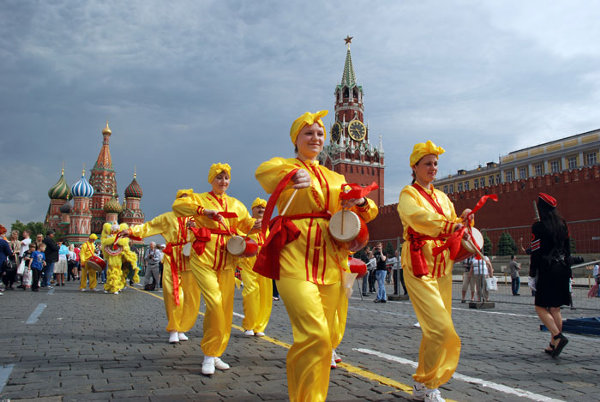 Practicanţi Falun Gong la o paradă în jurul Pieţei Roşii Kremlin, mai 2012