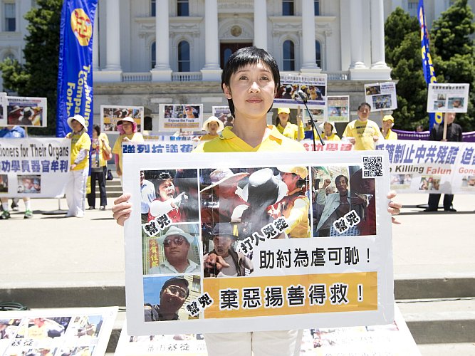 Practicantul Falun Gong Dafang Wang face apel către congresmenii americani în Sacramento, după ce a fost atacat în San Francisco decătre oameni afiliaţi cu Partidul Comunist