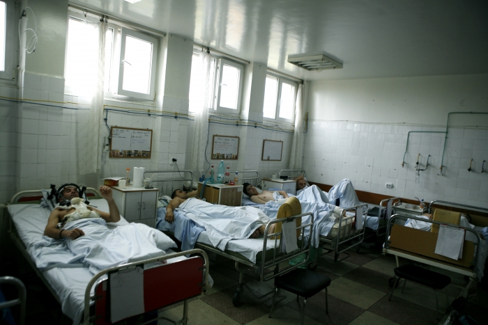 Bolnavi în paturi la spital