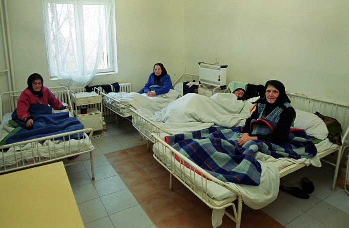 Bolnavi în paturi la spital