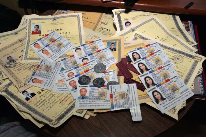 Diplome, acte de identitate şi ştampile falsificate