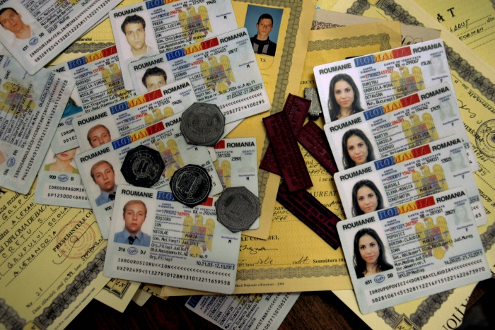 Diplome, acte de identitate şi ştampile falsificate (Epoch Times România)