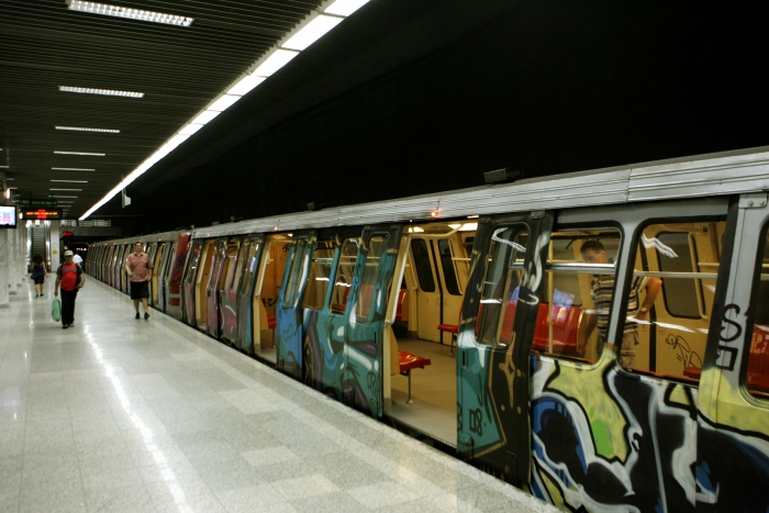 Metrou pictat cu grafitti